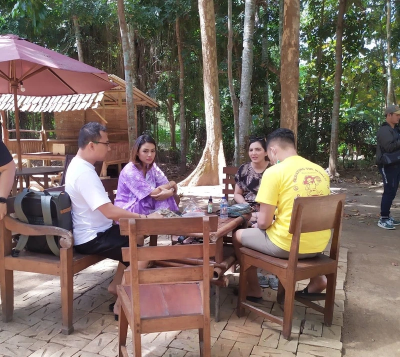 Warung Kopi Badhek: Best Dining Spot Near Borobudur Temple