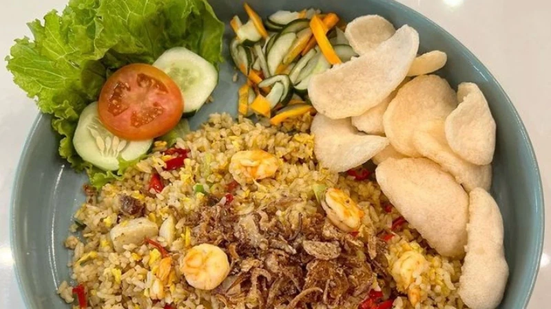 Best Local Dining Experience Warung Nasgor Magelangan Pak Din Near Borobudur Temple